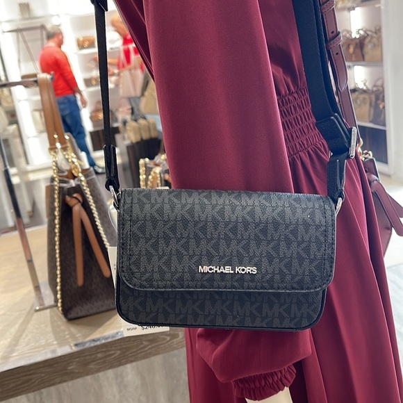 MICHAEL KORS
COOPER EW Phone XBody 
Black 
NWT - Picture 4 of 16